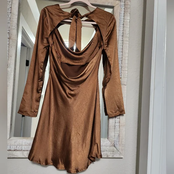 Selfie LeslieChamps Elysees Long Sleeve Open Back Mini Dress Chocolate Small - Picture 4 of 9